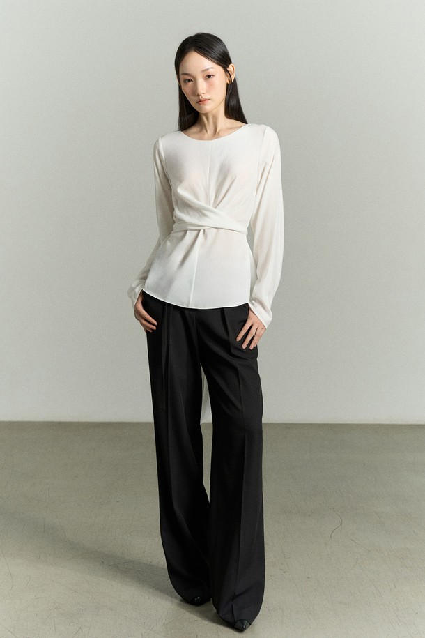 우아하고 페미닌한 무드의 FRONT WRAP BLOUSE (프론트 랩 블라우스)입니다. 봄, 여름 시즌에 어울리는 슬림핏 블라우스로, 부드러운 레이온과 폴리에스터 혼방 소재로 제작되어 은은한 광택과 시원한 착용감을 선사합니다. 라운드 넥에 긴 소매 기장이며, 앞면 꼬임 디테일과 뒷면 타이, 소매 단추 디테일이 여성스러운 포인트를 더합니다. 데이트룩, 카페룩, 모임룩 등 다양한 TPO에 클래식, 미니멀, 로맨틱 스타일로 연출해보세요. 뒷목 단추 여밈으로 깔끔하게 마무리됩니다.
