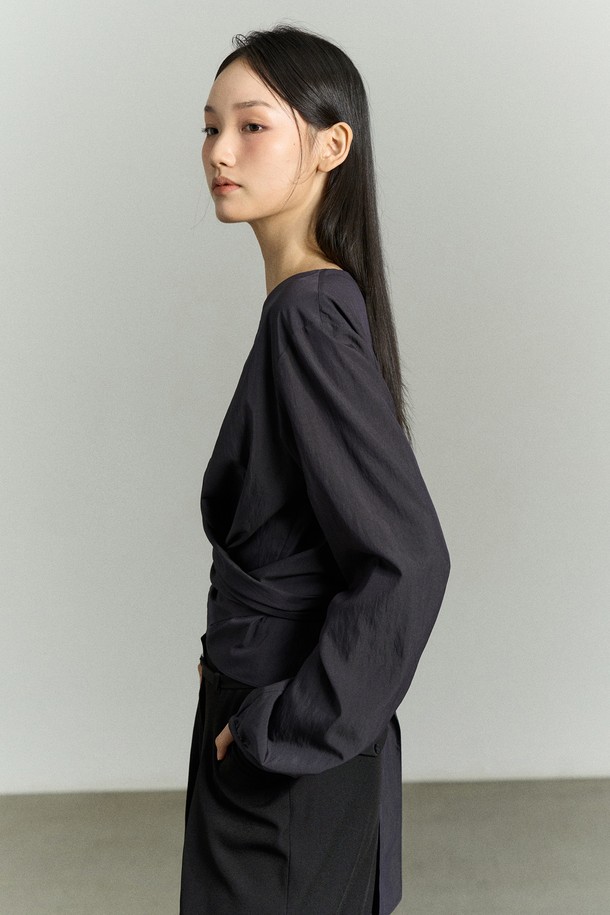 WAIST WRAP BLOUSE CHARCOAL (웨이스트 랩 블라우스 차콜)은 우아하고 페미닌한 무드를 연출하는 여성 블라우스입니다. 차콜 컬러의 슬림핏 디자인으로, 봄, 가을 시즌에 적합합니다. 부드러운 레이온과 나일론 혼방 소재로 제작되어 은은한 광택감과 고급스러운 촉감을 선사합니다. 크로스 랩 디자인과 뒷면 매듭 디테일, 셔링 소매가 특징이며, 허리 라인을 강조하여 더욱 로맨틱한 스타일을 완성합니다. 데이트룩, 모임룩, 소개팅룩 등 다양한 TPO에 활용할 수 있으며, 클래식, 미니멀, 로맨틱 스타일을 즐겨 입는 분들께 추천합니다.

