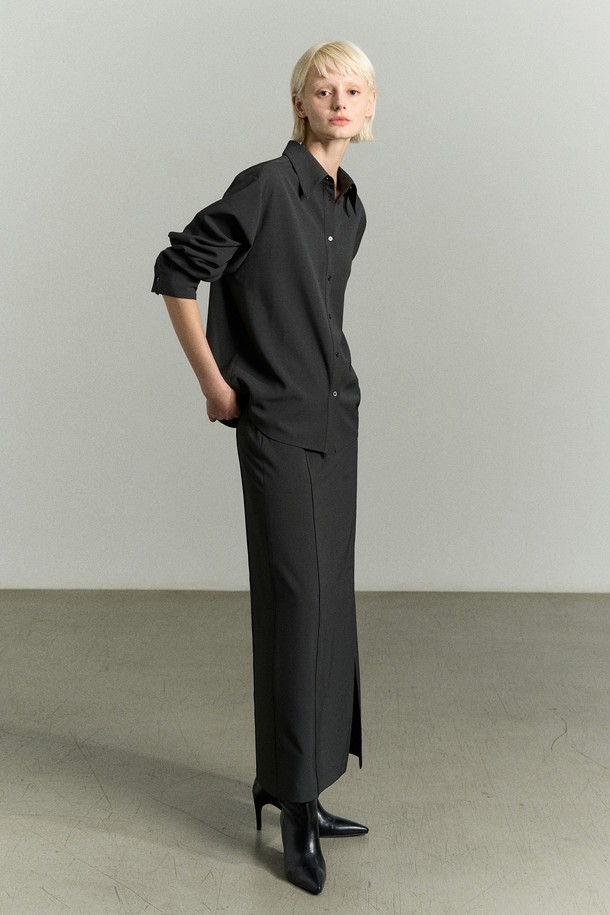 WAIST WRAP 셔츠 세트입니다. 페미닌과 캐주얼 무드를 동시에 연출할 수 있는 블랙 컬러의 셔츠/블라우스 세트로, 일상에서 활용하기 좋습니다. 얇고 부드러운 폴리에스테르 및 스판 혼방 소재로 제작되어 편안한 착용감을 선사하며, 랩 스타일 디자인과 RE RHEE 로고 버튼 디테일이 돋보입니다. 구김이 적어 관리하기 용이하며, 데이트룩과 오피스룩, 캐주얼 및 미니멀 스타일을 즐겨 입는 여성분들께 추천합니다. 반소매 레귤러 기장으로 사계절 내내 활용할 수 있습니다.
