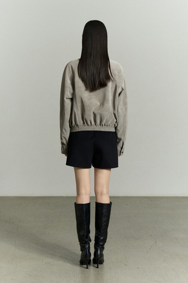 애쉬 그레이 컬러의 스냅 버튼 페이크 레더 재킷입니다. 부드러운 촉감의 폴리우레탄과 페이크 스웨이드 소재로 제작되었으며, 미니멀하고 캐주얼한 스타일을 연출합니다. 셔츠형 카라와 래글런 소매 디자인, 이중 여밈과 빈딩 밑단, 로고 패치 디테일이 특징입니다. 봄, 가을 시즌 데일리룩, 쇼핑룩, 카페룩에 활용하기 좋으며, 레귤러 핏과 크롭 기장으로 시크한 분위기를 더합니다. 안감은 폴리에스터 소재로 마감되었습니다.
