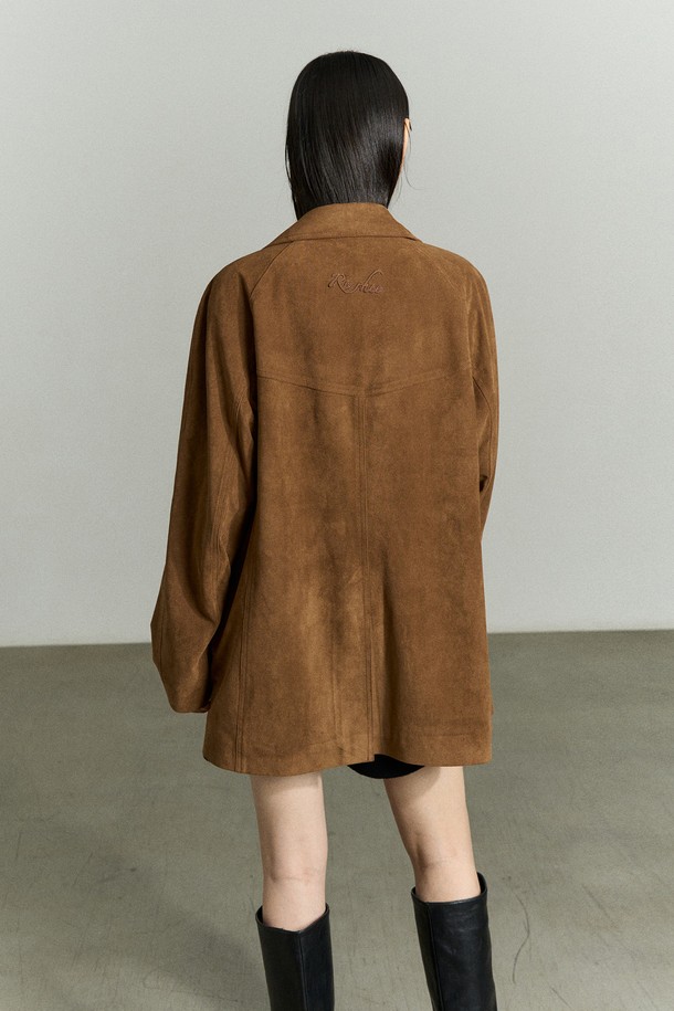 부드러운 스웨이드 소재가 돋보이는 SUEDE SHIRT JACKET(스웨이드 셔츠 재킷)입니다. 카멜 브라운 컬러의 하프 기장 셔츠 자켓으로, 루즈핏으로 제작되어 편안한 착용감을 선사합니다. 넓은 카라 디자인과 절개선, 스티치 디테일이 돋보이며, 로고 패치와 안감으로 고급스러움을 더했습니다. 봄, 가을에 데이트룩, 카페룩, 모임룩 등 다양한 TPO에 클래식, 미니멀, 시크한 스타일로 연출하기 좋습니다. 긴 소매와 버튼 여밈 방식으로, 우아하고 미니멀한 무드를 연출해 보세요.

