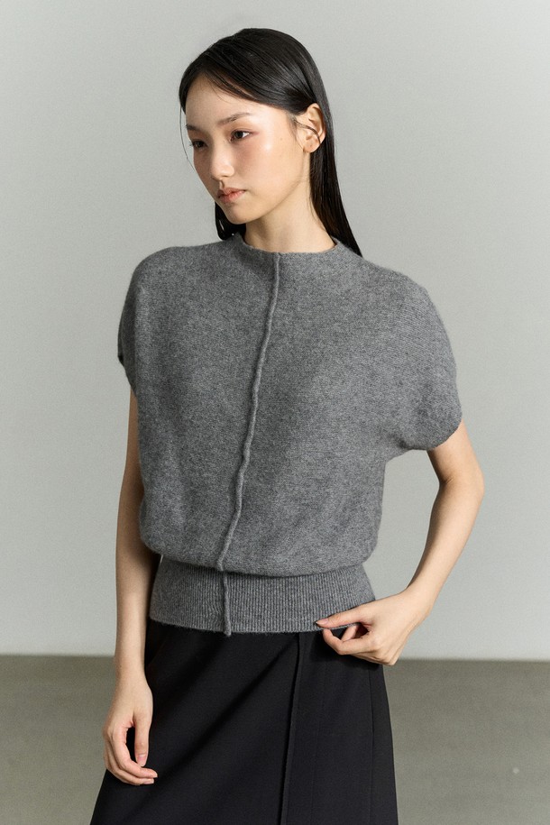 라쿤 울 하프 슬리브 톱 그레이는 여성스러운 무드를 연출하는 하프넥 니트입니다. 멜란지 그레이 및 모카 컬러로 출시되었으며, 봄, 가을, 겨울 시즌에 착용하기 좋습니다. 라쿤, 울, 나일론, 비스코스 혼방 소재로 제작되어 부드러운 촉감을 선사하며, 레귤러핏과 중간 두께감으로 편안하게 착용 가능합니다. 립 조직 밑단, 앞 중심 절개 라인, 뒷면 금속 장식, RE RHEE 브랜드 디테일이 돋보이며, 출근룩 및 모임룩에 미니멀하고 세련된 스타일을 더해줍니다.
