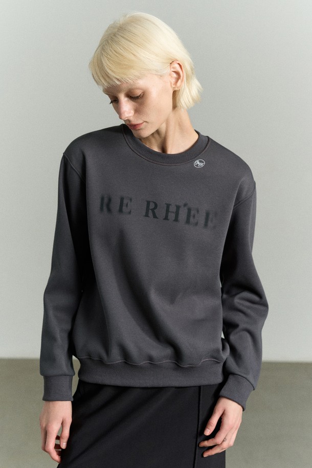 블러 로고 스웨트셔츠는 차콜 컬러의 남녀 공용 스탠다드핏 스웨트셔츠입니다. 면, 폴리에스터, 밍크 소재로 제작되었으며, 두꺼운 두께감과 부드러운 촉감, 기모 안감으로 보온성을 높였습니다. 긴 소매와 라운드넥 디자인으로, 겨울철 데일리룩, 집콕룩, 산책룩 등 다양한 TPO에 활용하기 좋습니다. 미니멀하고 베이직한 스타일을 추구하며, 전면에 RE RHEE 블렌딩 로고 그래픽과 네크라인 배색 심볼 자수가 포인트로 더해졌습니다.
