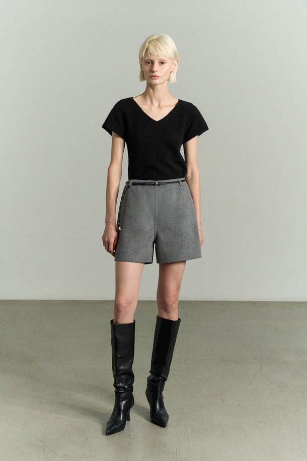 캐시미어 울 숏 그레이 팬츠는 여성스러운 실루엣을 강조하는 A라인 숏 쇼츠입니다. 가을, 겨울 시즌에 어울리는 고급스러운 캐시미어, 울 혼방 소재로 제작되어 부드러운 터치감을 선사합니다. 하이웨이스트 핏으로 다리가 길어 보이는 효과를 주며, 안감이 있어 편안하게 착용 가능합니다. 은은한 광택감과 벨트고리, 콘솔 지퍼 여밈, 주머니 디테일이 더해져 데일리룩, 오피스룩, 모임룩 등 다양한 TPO에 활용 가능합니다. 미니멀하고 시크한 스타일을 연출하기에 좋습니다.
