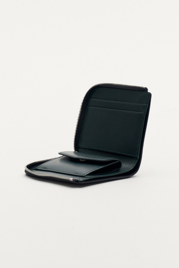 차콜 그레이 색상의 소가죽 소재 소프트 지퍼 월렛입니다. 스몰 사이즈의 무지 디자인으로, 리 리히 로고 각인과 스톤 장식이 돋보입니다. ㄱ자 지퍼 클로징 방식이며, 워싱된 크랙 가죽의 질감이 특징입니다. 카드, 지폐, 동전 수납이 가능하여 실용적이며, 데이트룩, 모임룩, 비즈니스 캐주얼 등 다양한 때와 장소와 목적에 활용 가능합니다. 클래식, 미니멀, 시크 스타일을 즐기는 분들께 추천합니다.