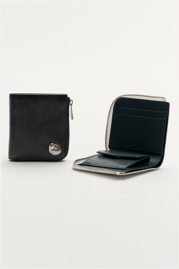 세련된 스타일을 완성할 수 있는 SOFT ZIP WALLET FOG입니다. 부드러운 소가죽 소재에 크랙 가죽과 배색 디자인을 더하여 힙한 무드를 연출합니다. 지퍼형 잠금 방식으로 소지품을 안전하게 보관하며, 카드, 지폐, 동전 수납이 가능하여 실용적입니다. RE RH'EE 로고와 스톤 장식이 포인트로, 데이트룩, 모임룩, 비즈니스 캐주얼 등 다양한 TPO에 매치하여 미니멀, 클래식, 시크 스타일을 연출할 수 있습니다. 스몰 사이즈의 사각 반지갑으로, FREE 사이즈로 출시되었습니다.

