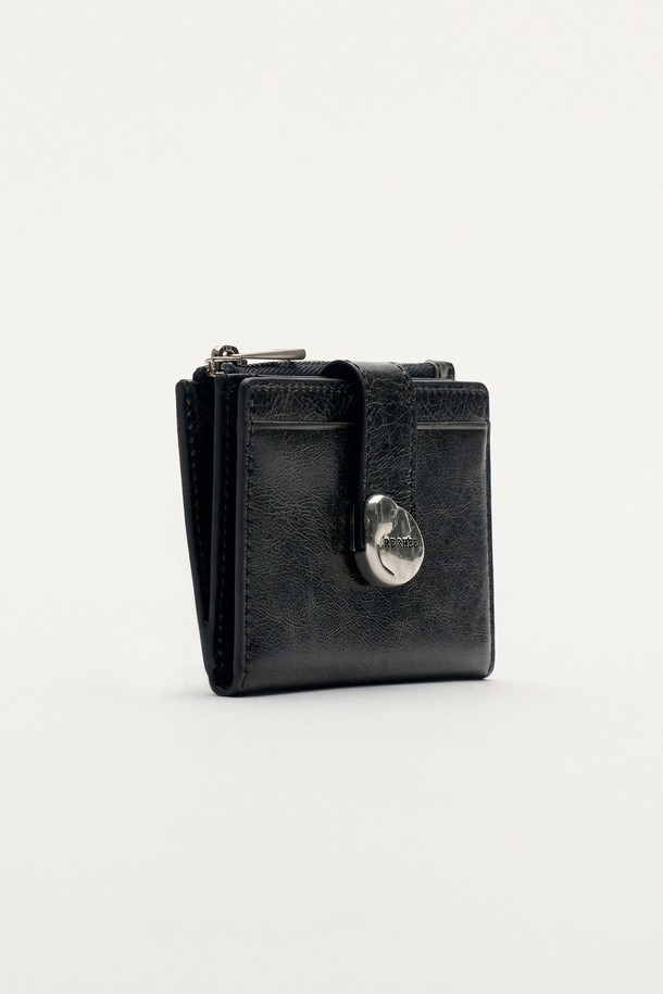 BRIDGE CARD WALLET (브릿지 카드 워렛) 차콜 그레이는 소가죽 소재의 슬림한 반지갑입니다. 카드 수납과 동전 수납이 가능한 실용적인 디자인으로, 사각 형태에 스톤 디자인 장식이 돋보입니다. 워싱 처리된 풀업 가죽과 투톤 컬러가 빈티지하면서도 세련된 느낌을 자아냅니다. 오피스룩, 비즈니스 캐주얼, 모임룩 등 다양한 TPO에 활용 가능하며, 클래식, 미니멀, 시크 스타일을 즐기는 분들께 추천합니다.
