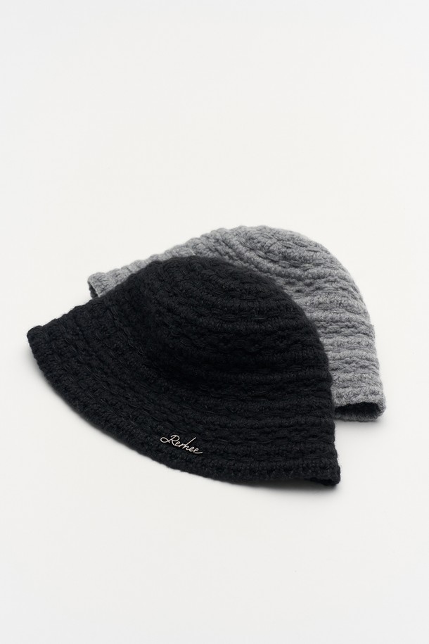 울 니트 버킷햇 블랙은 가을, 겨울철 따뜻함과 스타일을 동시에 잡을 수 있는 모자입니다. 부드러운 촉감의 울 80%, 나일론 20% 혼방 소재로 제작되어 보온성이 뛰어나며, 깊은 모자 깊이와 중간 챙 넓이로 안정적인 착용감을 제공합니다. 케이블 니트 패턴과 니트 디자인으로 클래식, 미니멀, 캐주얼 스타일 모두 소화 가능하며, 출근룩이나 모임룩에 포인트를 더할 수 있습니다.
