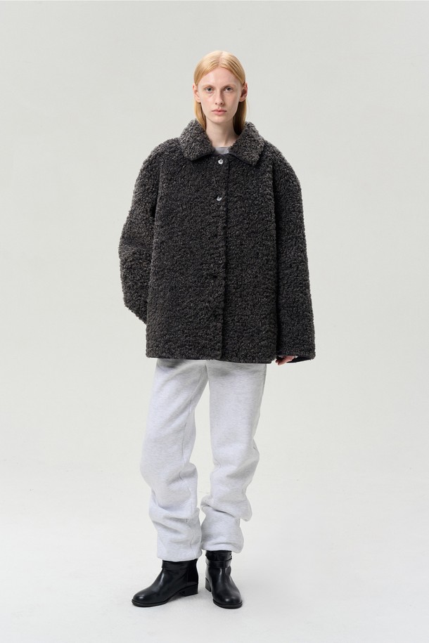 **리버시블 퍼 재킷 차콜**은 여성용 아우터로, 겨울철 일상룩과 출근룩, 모임룩에 모두 잘 어울립니다. 차콜 컬러의 무지 디자인으로 캐주얼, 클래식, 미니멀 스타일을 연출하기 좋습니다. 두꺼운 두께감과 부드러운 촉감의 폴리에스터, 스판덱스 혼방 소재로 제작되었으며, 양면 착용이 가능한 리버서블 코트 타입입니다. 긴 소매 기장의 레귤러핏 재킷으로 버튼 여밈 방식이며, 안감은 퍼로 마감되어 보온성을 높였습니다.
