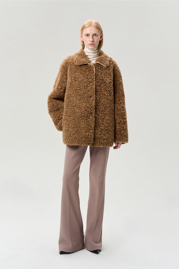 캐멀 컬러의 리버서블 퍼 재킷입니다. 여성 의류로, 겨울철 데일리 및 일상 착용에 적합합니다. 안감은 부드러운 퍼 소재로 제작되었으며, 두꺼운 두께감으로 따뜻함을 선사합니다. 무지 디자인에 레귤러핏으로, 캐주얼과 포멀 스타일 모두 연출 가능합니다. 양면 착용이 가능하며, 로고 버튼 디테일과 경량 설계로 실용성을 더했습니다.
