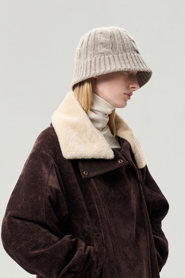 울 케이블 니트 비니는 가을, 겨울 시즌에 어울리는 포근한 모자입니다. 베이지와 브라운 두 가지 색상으로 출시되어 출근룩, 데이트룩 등 다양한 TPO에 활용 가능합니다. 울 80%, 나일론 20% 혼방 소재로 제작되어 부드러운 촉감을 자랑하며 깊은 모자 깊이로 안정감 있는 착용감을 선사합니다. 케이블 니트 패턴과 미니멀, 클래식, 캐주얼 스타일을 모두 아우르는 디자인으로 폭넓은 스타일 연출이 가능합니다. 두꺼운 두께감으로 보온성을 높였으며 니트 패턴이 돋보이는 디자인 장식이 특징입니다.
