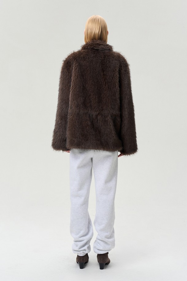 초콜릿 컬러의 드로우스트링 퍼 재킷은 부드러운 페이크퍼 소재로 제작되어 따뜻하고 포근한 착용감을 선사합니다. 루즈핏으로 편안하게 착용 가능하며, 허리 부분의 스트링으로 핏 조절이 용이합니다. 캐주얼, 클래식, 미니멀 스타일을 모두 소화할 수 있으며, 데이트룩에 우아함을 더해줍니다. 크롭 기장에 긴소매 디자인으로, 겨울철 다양한 스타일링에 활용하기 좋습니다. 히든 걸고리와 스냅 여밈 방식, 옆선 주머니, 카라 디자인이 돋보입니다.
