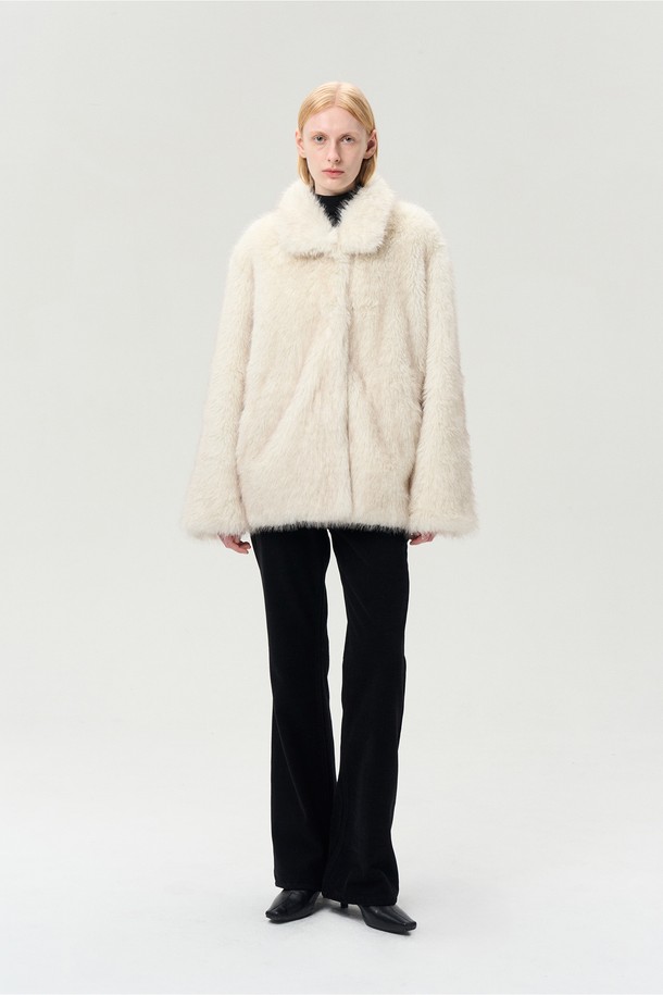 따뜻하고 포근한 분위기를 연출하는 드로우스트링 퍼 재킷 에크루입니다. 여성 의류로, 겨울철 일상룩에 엘레강스함과 캐주얼 무드를 더해줍니다. 부드러운 촉감의 폴리에스터 퍼 소재에 숏 기장, 루즈핏으로 편안함을 선사하며, 스트링 조절 기능으로 다양한 스타일을 연출할 수 있습니다. 스냅과 히든 여밈 방식으로 깔끔함을 더하고, 카라 디자인과 옆선 주머니로 실용성을 높였습니다. 데이트룩, 모임룩, 연말 모임룩 등 다양한 TPO에 클래식, 캐주얼, 미니멀 스타일로 매치하여 세련된 룩을 완성해보세요.
