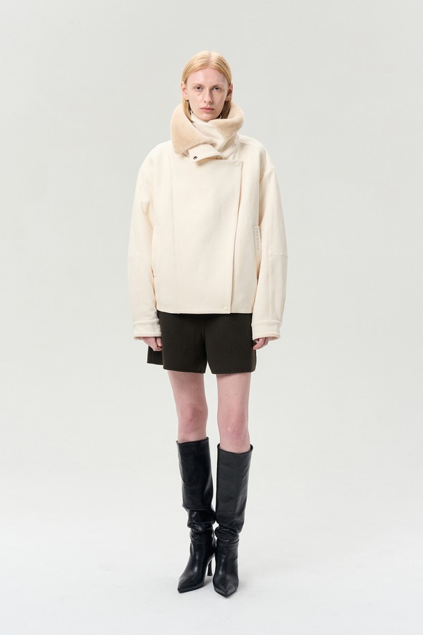 **하이넥 코듀로이 점퍼 크림**은 부드러운 코듀로이 소재와 보온성을 자랑하는 겨울철 필수 아우터입니다. 탈착 가능한 퍼 카라와 밑단 밴딩, 방풍 효과로 추운 날씨에도 따뜻하고 편안하게 착용할 수 있습니다. 레귤러 핏에 지퍼와 스냅으로 여밈 방식을 더해 실용성을 높였으며, 크림과 코코아 브라운 두 가지 컬러로 출시되었습니다. 베이직한 디자인으로 출근룩, 데이트룩 등 다양한 스타일에 매치하기 좋으며, 클래식, 미니멀, 캐주얼 무드를 연출할 수 있습니다. 긴 소매 기장의 레귤러 기장으로, 겨울철 스타일리시함을 더해 줄 무스탕 타입의 재킷입니다.
