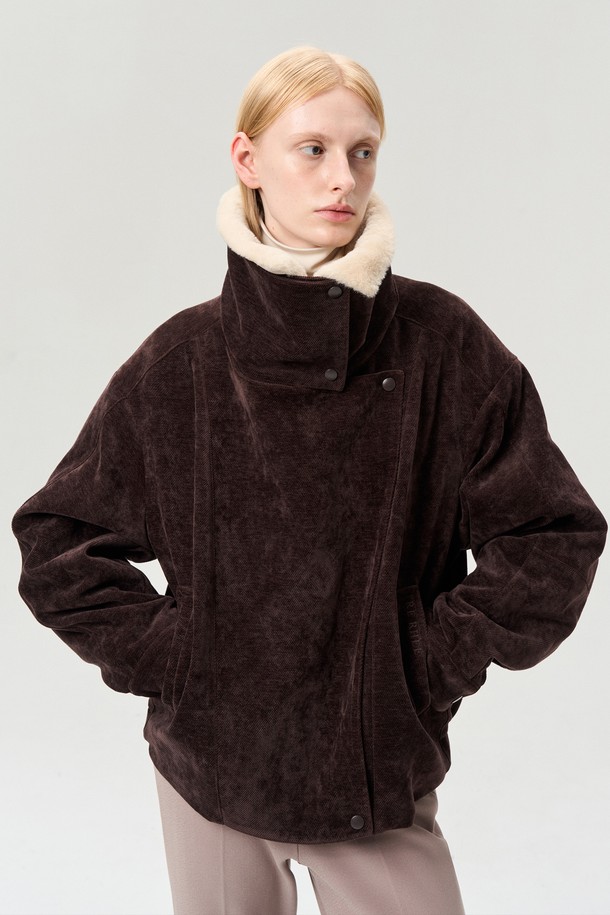 **하이넥 코듀로이 점퍼 코코아 브라운**은 겨울철 따뜻함과 스타일을 책임지는 여성 무스탕입니다. 부드러운 코듀로이 소재와 두꺼운 두께감, 퍼 안감으로 뛰어난 보온성을 제공하며 방풍 기능으로 추운 날씨에도 끄떡없습니다. 탈착 가능한 퍼 카라와 밑단 밴딩 디테일이 캐주얼하면서도 베이직한 디자인을 완성합니다. 지퍼와 스냅 여밈으로 간편하게 착용 가능하며, 레귤러핏 크롭 기장으로 다양한 스타일 연출에 활용할 수 있습니다. 출근룩과 데이트룩에 모두 잘 어울리는 코코아 브라운 컬러의 하이넥 코듀로이 점퍼로 따뜻하고 세련된 겨울을 보내세요.
