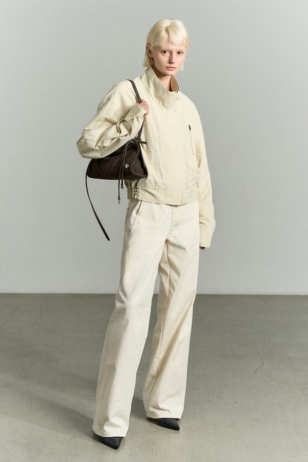 세련된 무드를 연출하는 'ASYMMETRIC COWHIDE SHOULDER BAG'입니다. 부드러운 소가죽 소재의 미디엄 사이즈 숄더백으로, 아치형 디자인과 언발란스 스트랩이 특징입니다. 슬림한 바디에 탑 지퍼와 코튼 안감을 더해 실용성을 높였으며, 시그니처 스톤 장식과 매듭 디테일로 포인트를 주었습니다. 클래식, 미니멀, 시크 스타일을 즐기는 여성분들께 오피스룩, 모임룩, 소개팅룩 등 다양한 TPO에 맞춰 활용하기 좋은 아이템입니다. 지퍼형 잠금 방식으로 소지품을 안전하게 보관할 수 있습니다.
