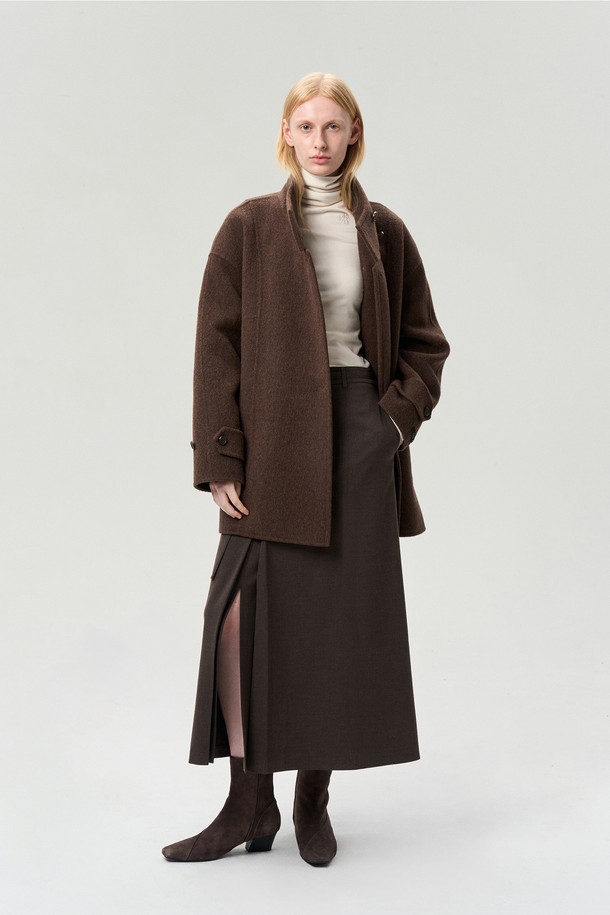 울 블렌드 버튼업 하프 코트는 가을과 겨울에 어울리는 여성용 아우터입니다. 초콜릿 브라운 컬러의 하이넥 디자인으로, 모던하고 도회적인 무드를 연출합니다. 루즈핏으로 제작되어 편안하며, 탈부착 가능한 허리 스트랩으로 다양한 스타일을 연출할 수 있습니다. 울, 텐셀, 폴리에스터 혼방 소재로 부드러운 촉감과 은은한 광택감을 선사하며, 소매 비죠 디테일이 돋보입니다. 출근룩, 오피스룩, 모임룩 등 다양한 TPO에 클래식, 미니멀, 캐주얼 스타일로 활용하기 좋습니다.
