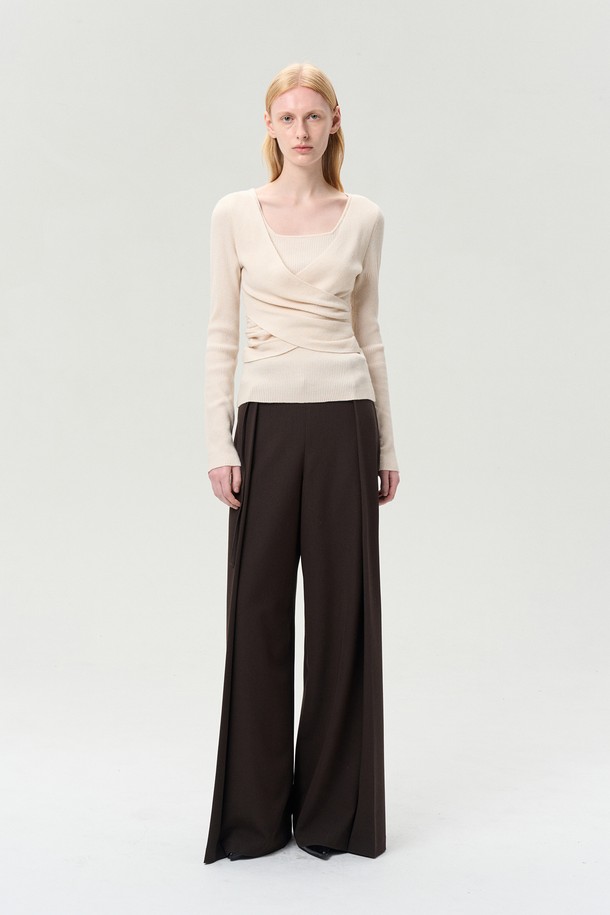 아이보리 컬러의 FRONT WRAP KNIT TOP (프론트 랩 니트 탑)입니다. 여성 의류 상의 카테고리에 속하며, 봄, 가을 시즌에 착용하기 좋습니다. 부드러운 촉감의 아크릴, 나일론, 폴리에스터, 폴리부틸렌 테레프탈레이트 혼방 소재로 제작되었으며, 슬림핏에 긴 소매, 랩 네크라인, 골지 패턴이 특징입니다. 데이트룩, 모임룩, 클래식, 미니멀, 로맨틱 스타일을 연출하기 좋으며, 크로스 랩 디자인과 이너 레이어드 디테일이 돋보입니다. 신축성이 있어 편안하게 착용 가능합니다.
