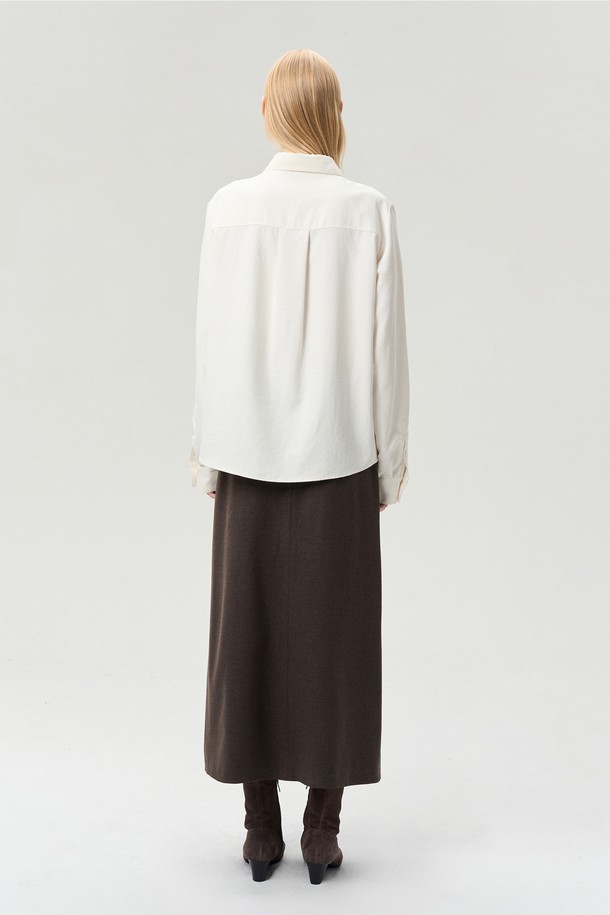 세련된 무드의 여성 셔츠/블라우스, "SIDE BUTTON SUEDE SHIRT" 화이트입니다. 부드러운 스웨이드 터치감과 기모 텍스처가 특징이며, 시크하고 감각적인 스타일을 연출합니다. 데일리룩과 포멀룩 모두 소화 가능한 활용도 높은 아이템으로, 사이드 버튼 디테일과 마블 투톤 버튼이 포인트를 더합니다. 긴소매 디자인과 스탠다드핏으로 편안하게 착용 가능하며, 2-way 착용으로 다양한 스타일을 연출할 수 있습니다. 봄, 가을 시즌에 오피스룩, 출근룩, 모임룩 등 TPO에 맞춰 클래식하고 미니멀한 스타일을 완성해보세요.
