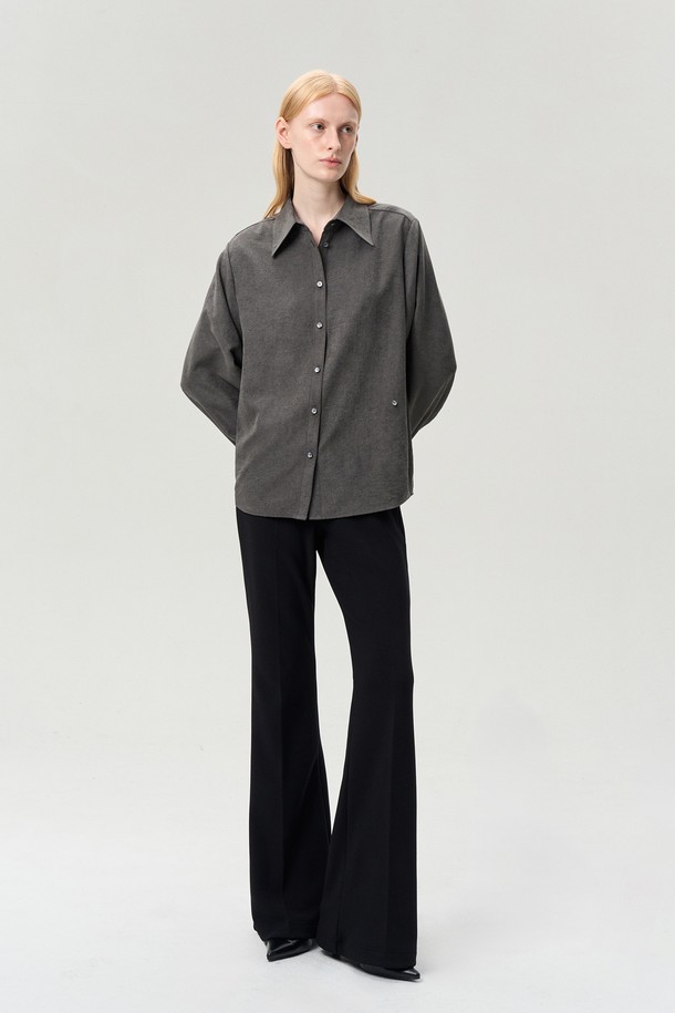 세련된 무드의 사이드 버튼 스웨이드 셔츠 차콜입니다. 부드러운 스웨이드 소재와 두께감으로 가을, 겨울 시즌 따뜻하게 착용할 수 있습니다. 차이나칼라와 스탠다드핏 디자인으로 시크하고 고급스러운 스타일을 연출하며, 데일리 및 포멀 룩 모두 소화 가능합니다. 사이드 버튼 디테일과 2-way 착용이 가능하여 다양한 스타일링을 즐길 수 있으며, 마블 투톤 버튼으로 은은한 포인트를 더했습니다. 긴 소매 기모 텍스처가 특징이며, 오피스룩, 출근룩, 모임룩에 활용하기 좋습니다.
