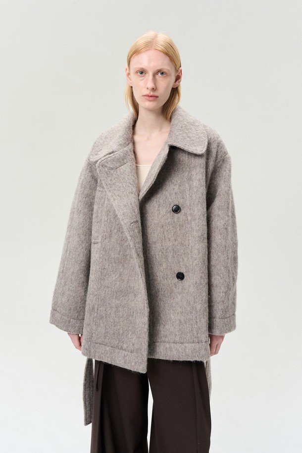 WOOL BLEND FUNNEL NECK HALF COAT는 여성스러운 무드와 캐주얼함을 동시에 연출하는 하프 코트입니다. 부드러운 촉감의 울(Wool)과 폴리에스터 혼방 소재로 제작되어 가을과 겨울에 따뜻하게 착용할 수 있습니다. 하이넥으로 연출 가능한 둥근 카라 디자인과 탈부착 가능한 허리 스트랩으로 다양한 스타일을 연출할 수 있으며, 가슴 포켓과 사이드 포켓으로 실용성을 더했습니다. 루즈핏으로 편안한 착용감을 선사하며, 그레이 컬러와 무지 디자인으로 출근룩, 모임룩, 데이트룩 등 다양한 TPO에 활용 가능합니다. 클래식, 미니멀, 캐주얼 스타일을 즐겨 입는 분들께 추천합니다.
