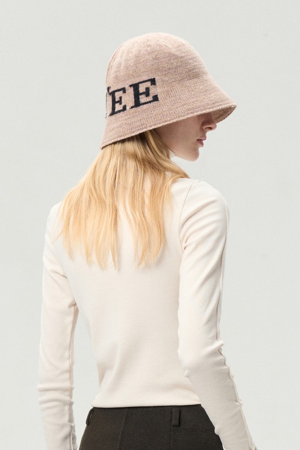 헤이즐넛 컬러의 로고 자수 울 버킷햇입니다. 울 80%, 나일론 20% 혼방 소재로 제작되어 부드러운 촉감과 두꺼운 두께감으로 따뜻함을 선사합니다. 깊은 모자 깊이와 중간 챙 넓이로 편안한 착용감을 제공하며, 캐주얼, 클래식, 미니멀 스타일 모두 소화 가능합니다. 가을, 겨울철 출근룩과 모임룩에 포인트 아이템으로 활용하기 좋습니다. 자수 디테일의 로고 디자인이 돋보이는 모자입니다.
