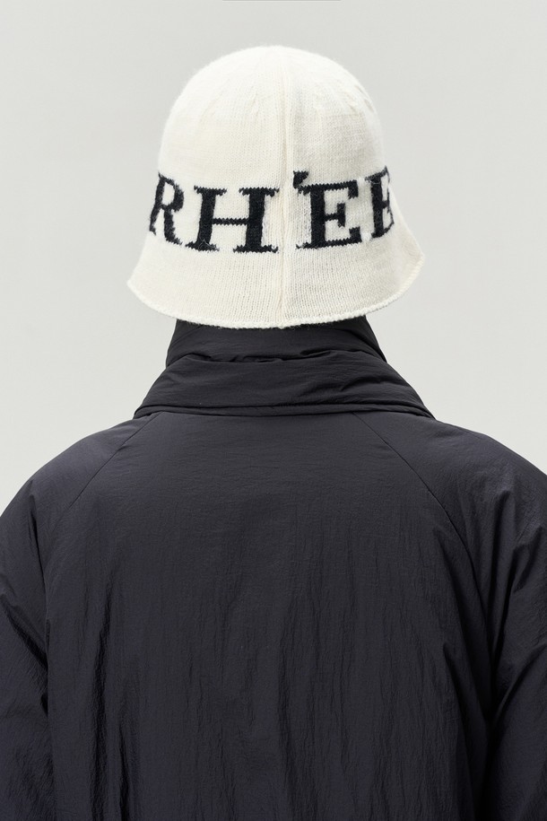 아이보리 컬러의 로고 자수가 돋보이는 울 버킷햇입니다. 울 80%, 나일론 20% 혼방 소재로 제작되어 부드러운 촉감을 선사하며, 봄, 가을, 겨울 시즌에 착용하기 좋습니다. 모자 깊이 22cm로 디자인되어 편안한 착용감을 제공하며, 캐주얼, 클래식, 미니멀 스타일과 잘 어울립니다. 산책룩에 포인트 아이템으로 활용하여 세련된 분위기를 연출해보세요.
