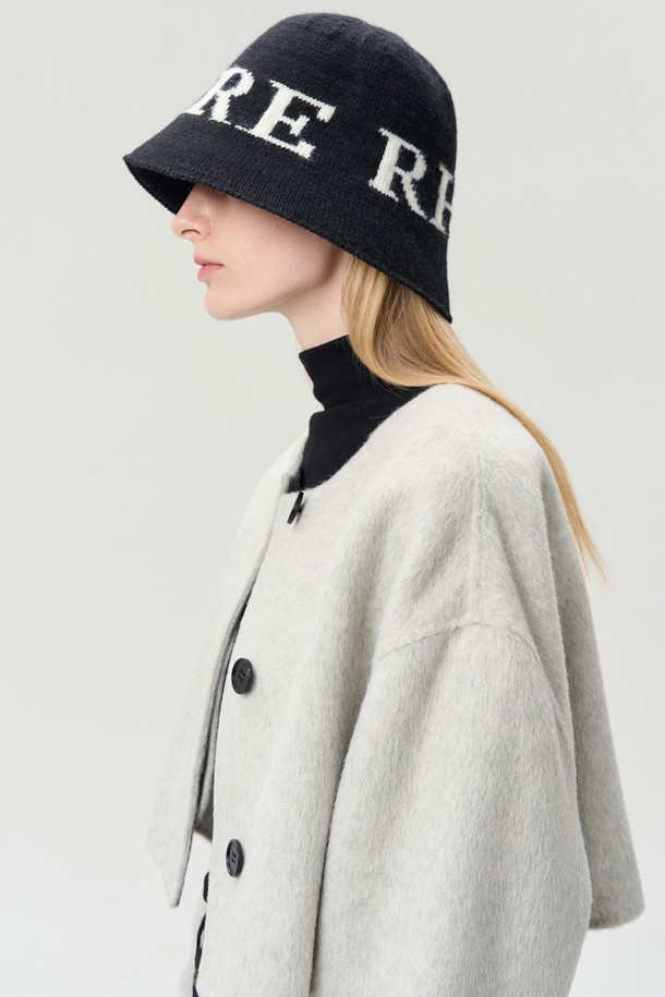 블랙 컬러의 로고 자수가 돋보이는 울 버킷햇입니다. 울 80%와 나일론 20% 혼방 소재로 제작되어 부드러운 촉감을 선사하며, 가을/겨울 시즌에 따뜻하게 착용하기 좋습니다. 깊은 모자 깊이와 중간 챙 넓이로 안정적인 핏을 제공하며, 미니멀, 클래식, 캐주얼 스타일 모두 소화 가능합니다. 출근룩과 모임룩에 포인트 아이템으로 활용하여 세련된 분위기를 연출해보세요.
