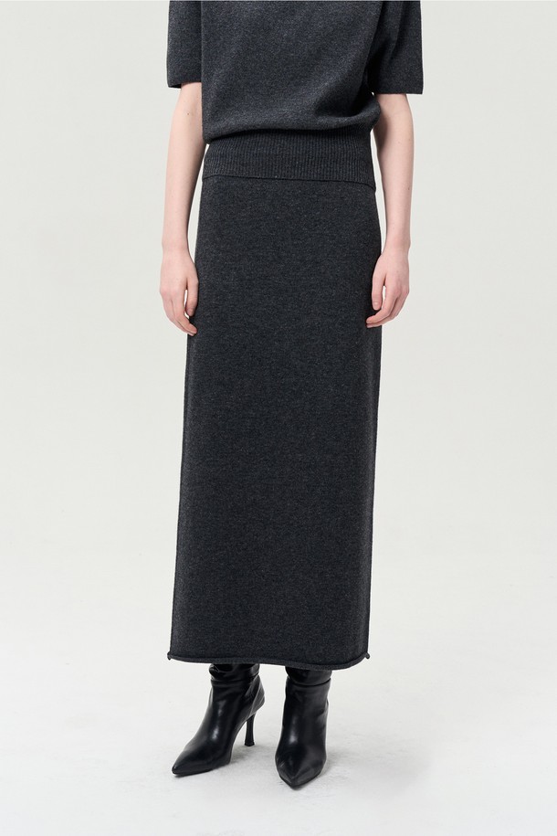 캐시미어 메리노 울 니트 스커트는 부드러운 촉감과 따뜻함을 선사하는 여성용 롱스커트입니다. 차콜 컬러의 무지 디자인으로, 클래식하고 베이직한 스타일을 연출합니다. 두꺼운 두께감의 H라인 핏으로, 가을과 겨울철 오피스룩, 출근룩, 모임룩 등 다양한 TPO에 활용하기 좋습니다. 허리 밴딩 처리와 말림 헴라인 디테일이 돋보이며, 셋업으로도 코디 가능합니다.
