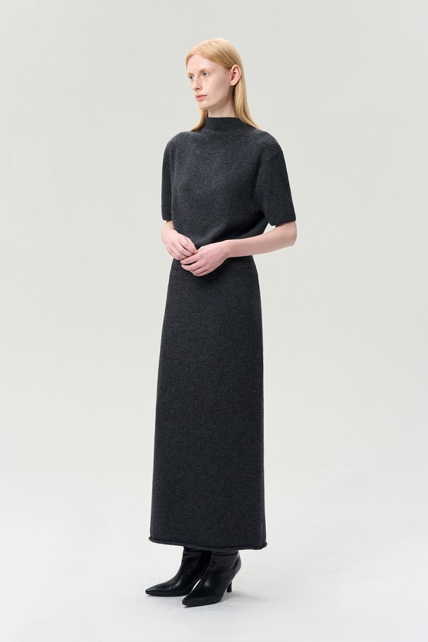 차콜 그레이 컬러의 캐시미어 메리노 울 탑입니다. 하프넥 디자인에 부드러운 촉감과 탄탄한 두께감으로 봄, 가을 시즌에 적합합니다. 캐시미어 5%와 메리노울 40%를 함유하여 고급스러운 착용감을 선사하며, 밑단 골지 디테일로 포인트를 더했습니다. 여유로운 핏으로 편안하게 착용 가능하며, 셋업 연출도 용이합니다. 출근룩, 오피스룩, 모임룩 등 다양한 TPO에 클래식, 미니멀, 시크 스타일로 활용해보세요.
