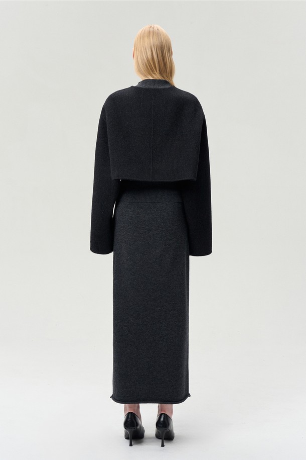 울 크롭 재킷 차콜은 여성스러운 스타일을 위한 겨울철 필수 아이템입니다. 부드러운 촉감의 울 소재와 두꺼운 두께감으로 따뜻함을 선사하며, 클래식한 무드의 무지 디자인이 특징입니다. 노카라 디자인에 볼륨감 있는 소매 라인과 아치형 실루엣이 세련된 분위기를 연출합니다. 싱글 버튼과 히든 여밈 방식으로 깔끔함을 더했으며, 루즈핏으로 편안하게 착용 가능합니다. 오피스룩, 모임룩, 데이트룩 등 다양한 TPO에 클래식, 미니멀, 시크 스타일을 연출해보세요.
