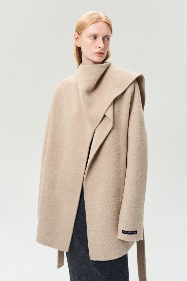 SURI ALPACA WOOL SCARF 재킷 (샌드 베이지)는 여성용 하프 코트로, 겨울에 따뜻함과 스타일을 동시에 선사합니다. 부드러운 알파카 울, 울, 나일론 혼방 소재로 제작되어 뛰어난 촉감을 자랑하며, 오버핏과 루즈핏으로 편안하게 착용 가능합니다. 머플러 디자인의 네크라인과 탈부착 가능한 스트랩이 특징이며, 핸드메이드 원단과 안감(폴리에스터) 마감으로 고급스러움을 더했습니다. 미니멀, 우아함, 모던 스타일을 추구하는 분들께 출근룩, 모임룩, 데이트룩, 클래식, 미니멀, 시크 스타일로 폭넓게 활용하기 좋은 아이템입니다. 샌드 베이지 컬러의 무지 디자인으로 어떤 옷에도 쉽게 매치할 수 있습니다.
