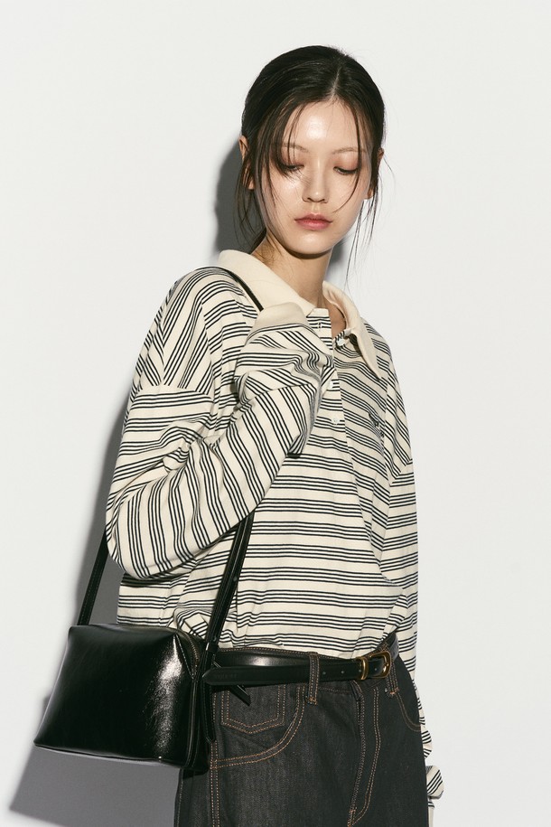 스퀘어 크로스바디 백 블랙은 부드러운 소가죽 소재로 제작되어 빈티지하면서도 클래식한 무드를 자아내는 여성용 크로스백입니다. 내부에는 오픈 포켓이 있어 실용성을 높였으며, 시그니처 로고 인쇄와 내부 로고 가죽 바인딩 디테일로 고급스러움을 더했습니다. 가방 모양은 사각형이며, 지퍼형 잠금 방식으로 소지품을 안전하게 보관할 수 있습니다. 길이 조절 가능한 스트랩으로 다양한 스타일 연출이 가능하며, 출근룩과 모임룩에 모두 잘 어울립니다. 모던하면서도 시크한 스타일을 추구하는 분들께 추천합니다.
