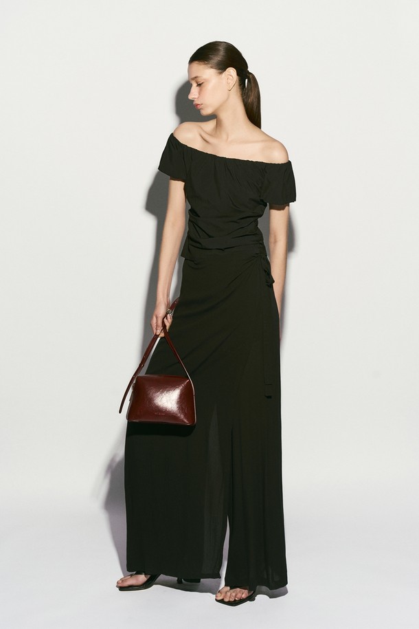 스퀘어 크로스백 버건디는 부드러운 소가죽 소재의 여성 크로스백입니다. 클래식하고 모던한 스타일로, 데이트룩이나 모임룩에 잘 어울립니다. 가방은 스몰 사이즈이며, 무지 패턴에 사각 모양으로 디자인되었습니다. 내부에는 오픈 포켓이 있어 수납이 용이하며, 지퍼형 잠금 방식으로 내용물을 안전하게 보호합니다. 빈티지한 가죽 질감과 로고 지퍼풀러, 내부 로고 가죽 바인딩으로 고급스러움을 더했습니다.
