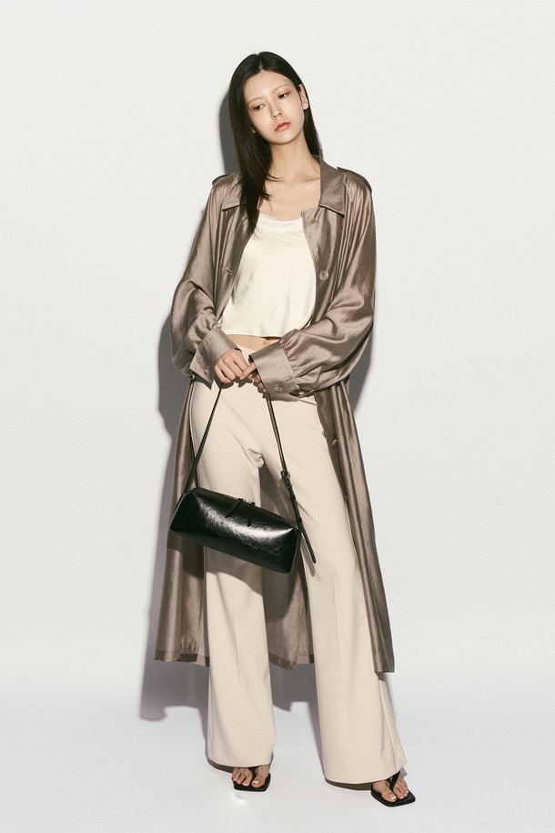 바게트 카우하이드 숄더백 블랙은 여성용 미디엄 사이즈 바게트백입니다. 소가죽 소재에 무지 패턴, 빈티지한 광택과 크랙 텍스처가 특징이며, 시그니처 로고 실링 루프와 내부 로고 가죽 바인딩으로 디자인 포인트를 더했습니다. 투웨이 지퍼 잠금 방식으로 편리하며, 내부 오픈 포켓과 조절 가능한 스트랩으로 실용성을 높였습니다. 클래식, 모던, 빈티지 스타일을 아우르며, 모임룩과 데이트룩에 잘 어울립니다.
