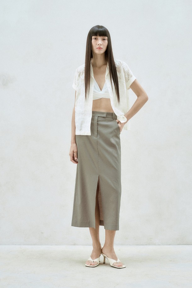 프론트 슬릿 미디 스커트는 여름 시즌, 여성 고객을 위해 디자인된 H라인 미디스커트입니다. 클래식과 캐주얼 무드를 동시에 연출할 수 있으며, 데일리룩과 오피스룩에 모두 활용 가능합니다. 얇고 부드러운 린넨, 폴리에스터, 폴리우레탄 혼방 소재로 제작되어 편안한 착용감을 선사합니다. 카키 컬러의 무지 디자인에 앞 중심 트임과 뒷면 입술 포켓, 벨트 고리 디테일이 더해져 세련된 스타일을 완성합니다. 레귤러 핏으로, 어떤 상의와도 잘 어울려 다양한 스타일을 연출할 수 있습니다.
