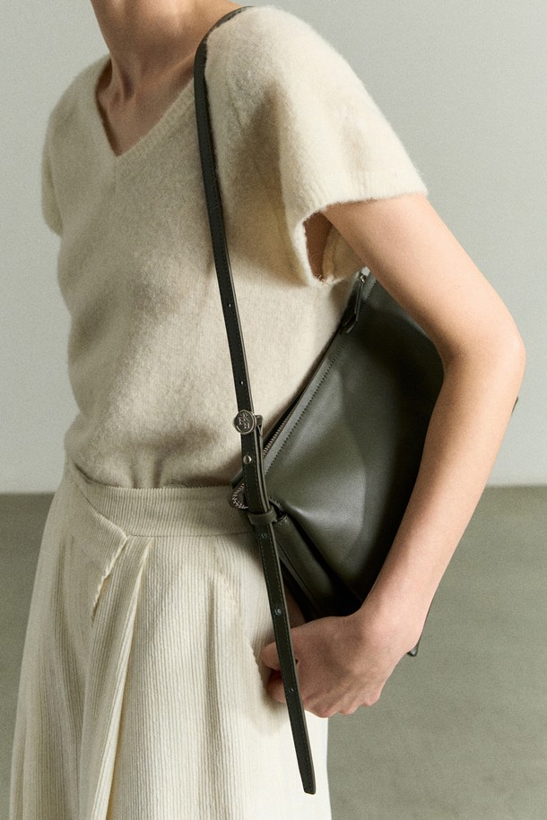 세련된 스타일을 완성하는 TRIO 레더Bag 카키입니다. 부드러운 소가죽과 나파레더 소재로 제작되어 고급스러운 질감을 선사하며, 여성스러운 오피스룩, 출근룩, 모임룩에 잘 어울립니다. 미디엄 사이즈로 실용적인 수납력을 자랑하며, 가방 내부 3칸 구조와 스트랩으로 편의성을 더했습니다. 무지 디자인에 로고 장식으로 포인트를 주어 클래식, 미니멀, 시크한 스타일을 연출할 수 있습니다. 세탁은 가죽 전문점에 맡겨 관리해주시고, 코튼 안감으로 섬세함을 더했습니다.
