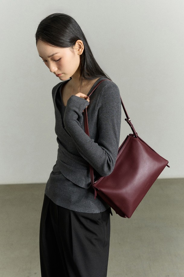 TRIO 레더 백 버건디는 부드러운 소가죽과 나파 레더 소재로 제작된 여성 숄더백입니다. 미디엄 사이즈의 사각 쉐입에 무지 패턴으로, 클래식, 미니멀, 시크 스타일을 연출하기 좋습니다. 내부는 코튼 안감으로 마감되었으며, 3칸으로 분리된 실용적인 수납공간과 스트랩이 있어 데이트룩, 모임룩, 오피스룩 등 다양한 TPO에 활용할 수 있습니다. 가로 28cm, 세로 20cm, 폭 8cm로, 로고 디자인이 돋보입니다.
