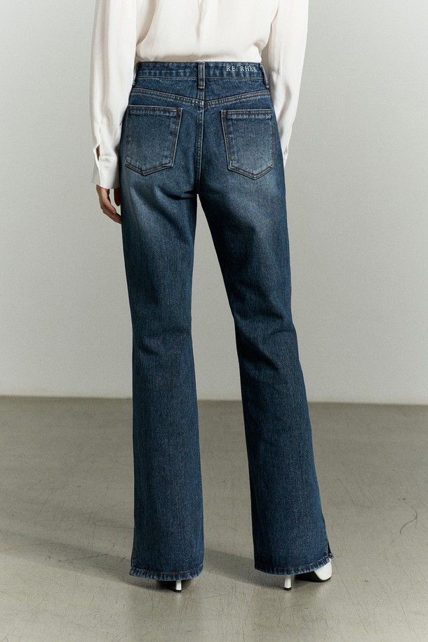 워시드 블루 컬러의 SLIT-HEM 부츠컷 데님 청바지입니다. 부드러운 촉감의 데님과 코튼 혼방 소재로 제작되어 편안한 착용감을 선사합니다. 밑단 트임 디테일이 돋보이며, RE RHEE 로고 자수와 리이(RE RHEE) 로고 각인 캔톤으로 포인트를 더했습니다. 간결한 포켓 디자인과 레귤러 핏으로 캐주얼하면서도 세련된 스타일을 연출할 수 있으며 봄, 여름, 가을 데일리룩과 쇼핑, 카페룩에 활용하기 좋습니다. 미니멀하고 클래식한 무드를 즐겨보세요.
