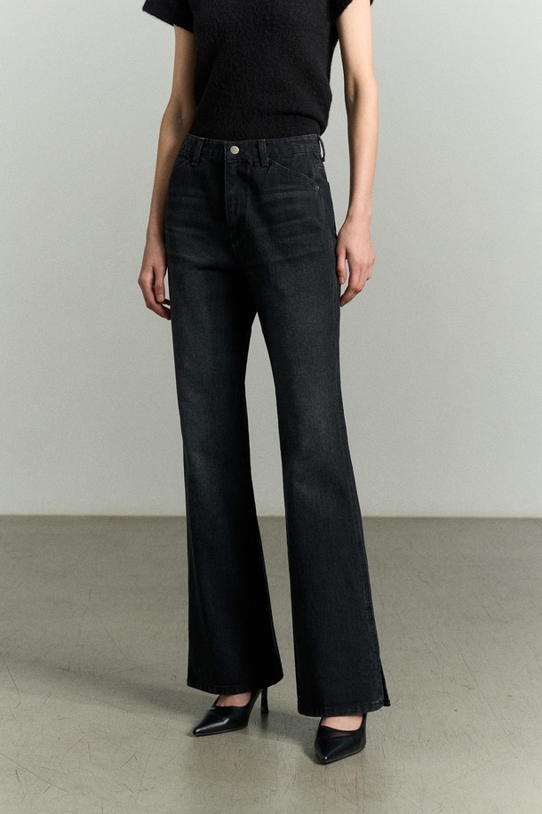 워시드 블랙 컬러의 SLIT-HEM 부츠컷 데님 청바지입니다. 부드러운 코튼 소재로 제작되어 편안한 착용감을 선사하며, 사계절 내내 활용 가능합니다. 밑단 슬릿 디테일이 돋보이며, 뒷 허리 로고 자수와 간결한 앞 포켓 디자인으로 포인트를 더했습니다. 레귤러핏으로 캐주얼, 미니멀, 클래식 스타일을 연출하기 좋으며, 리이 로고 각인 캔톤 마감으로 고급스러움을 더했습니다. 쇼핑룩이나 카페룩 등 다양한 TPO에 매치하여 세련된 스타일을 완성해보세요.
