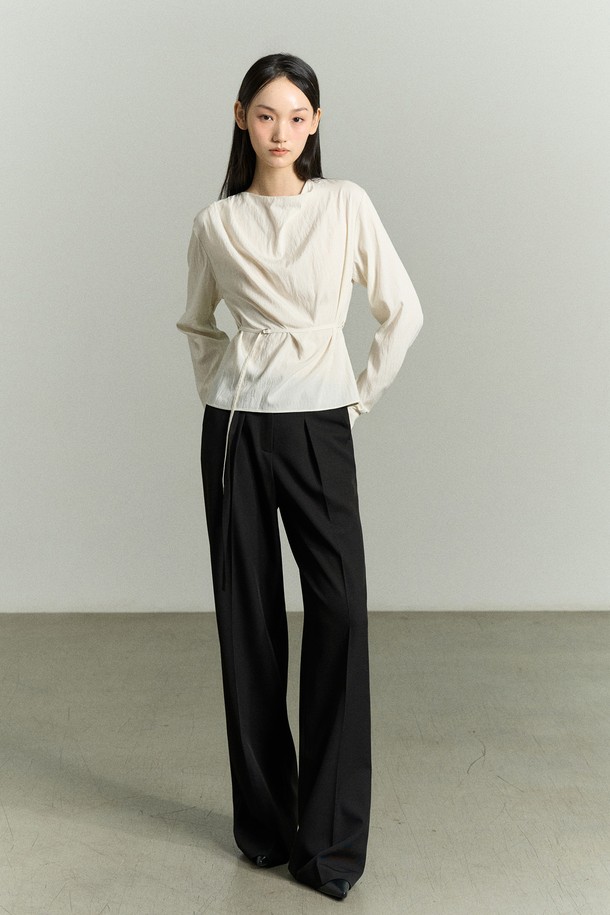 우아하고 세련된 무드의 "드레이프 넥 벨티드 블라우스"입니다. 은은하게 드레이핑된 카울넥 디자인이 여성스러운 실루엣을 연출하며, 허리 스트랩 벨트로 허리 라인을 강조하여 더욱 슬림해 보이는 효과를 줍니다. 부드러운 레이온과 나일론 혼방 소재로 제작되어, 얇지만 고급스러운 촉감을 선사하며 편안하게 착용할 수 있습니다. 깔끔한 화이트 컬러에 무지 디자인으로 어떤 하의와도 잘 어울리며, 데일리룩, 포멀룩, 캐주얼룩 등 다양한 스타일을 소화할 수 있습니다. 구김이 적고 관리가 용이하여 실용적이며, 오피스룩, 모임룩, 소개팅룩 등 TPO에 맞춰 폭넓게 활용할 수 있습니다.
