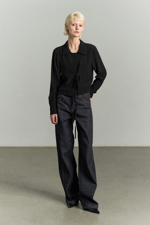 프론트 타이 레이어드 셔츠 블라우스 블랙은 시크, 로맨틱, 모던 스타일을 모두 아우르는 여성 의류입니다. 부드러운 레이온 소재로 제작되었으며, 앞판 이중 레이어드 디자인과 리본 디테일이 특징입니다. 와이드 카라와 세미 크롭 기장으로 세련된 실루엣을 연출하며, 긴 소매로 FW 시즌에도 따뜻하게 착용할 수 있습니다. 리얼 자개 로고 버튼과 비침 방지 레이어드로 고급스러움을 더했습니다. 데이트룩, 모임룩, 오피스룩 등 다양한 TPO에 활용하여 시크하고 클래식하며 미니멀한 스타일을 완성해보세요.
