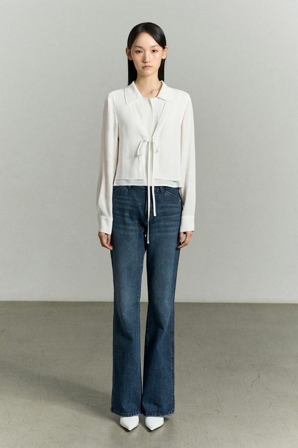 세련된 무드의 FRONT-TIE 레이어드 셔츠 블라우스 화이트입니다. 부드러운 레이온 소재로 제작되어 편안한 착용감을 선사하며, 앞판 이중 레이어드 구조와 리본 디테일이 여성스러운 포인트를 더합니다. 와이드 카라 디자인과 레귤러핏으로 어떤 스타일에도 잘 어울리며, 가을, 겨울 시즌 데이트룩, 카페룩, 모임룩과 같은 TPO에 맞춰 클래식, 미니멀, 로맨틱 스타일을 연출할 수 있습니다. 비침 방지 기능과 자개 로고 버튼으로 고급스러운 마감 처리를 하였으며, 긴 소매 기장과 얇은 두께감으로 레이어드하여 다양한 스타일링을 즐기기 좋습니다.
