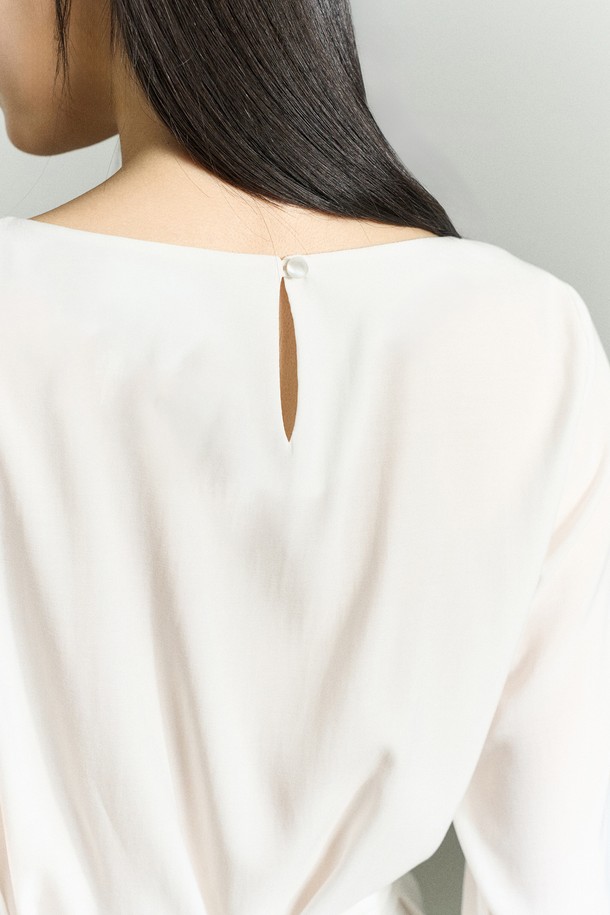 우아하고 페미닌한 무드의 FRONT WRAP BLOUSE (프론트 랩 블라우스)입니다. 봄, 여름 시즌에 어울리는 슬림핏 블라우스로, 부드러운 레이온과 폴리에스터 혼방 소재로 제작되어 은은한 광택과 시원한 착용감을 선사합니다. 라운드 넥에 긴 소매 기장이며, 앞면 꼬임 디테일과 뒷면 타이, 소매 단추 디테일이 여성스러운 포인트를 더합니다. 데이트룩, 카페룩, 모임룩 등 다양한 TPO에 클래식, 미니멀, 로맨틱 스타일로 연출해보세요. 뒷목 단추 여밈으로 깔끔하게 마무리됩니다.
