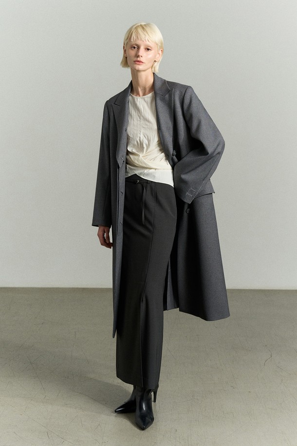 "WAIST WRAP 블라우스 펄"은 여성스러운 분위기를 연출하는 블라우스입니다. 부드러운 레이온과 나일론 혼방 소재로 제작되어 은은한 광택감과 편안한 착용감을 선사합니다. 슬림핏 디자인에 허리 라인을 강조하는 크로스 랩 스타일과 뒷면 매듭 디테일이 특징이며, 셔링 소매로 로맨틱한 무드를 더했습니다. 라운드넥과 긴 소매, 얇은 두께감으로 봄, 여름 데일리룩과 일상룩에 적합하며, 데이트룩, 카페룩, 모임룩 등 다양한 TPO에 활용할 수 있습니다.
