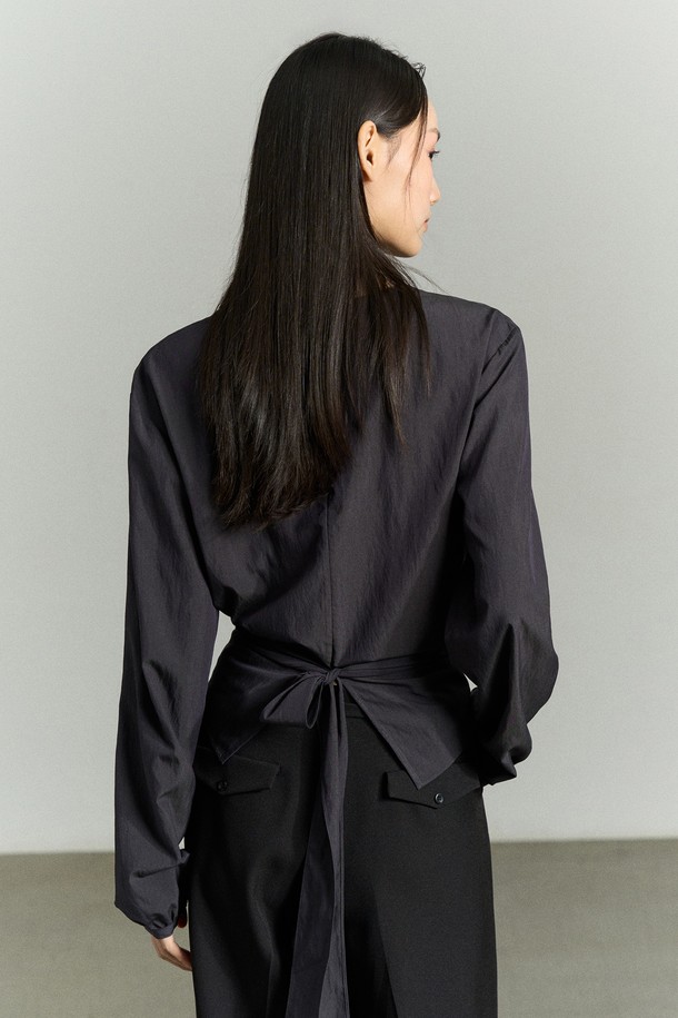 WAIST WRAP BLOUSE CHARCOAL (웨이스트 랩 블라우스 차콜)은 우아하고 페미닌한 무드를 연출하는 여성 블라우스입니다. 차콜 컬러의 슬림핏 디자인으로, 봄, 가을 시즌에 적합합니다. 부드러운 레이온과 나일론 혼방 소재로 제작되어 은은한 광택감과 고급스러운 촉감을 선사합니다. 크로스 랩 디자인과 뒷면 매듭 디테일, 셔링 소매가 특징이며, 허리 라인을 강조하여 더욱 로맨틱한 스타일을 완성합니다. 데이트룩, 모임룩, 소개팅룩 등 다양한 TPO에 활용할 수 있으며, 클래식, 미니멀, 로맨틱 스타일을 즐겨 입는 분들께 추천합니다.
