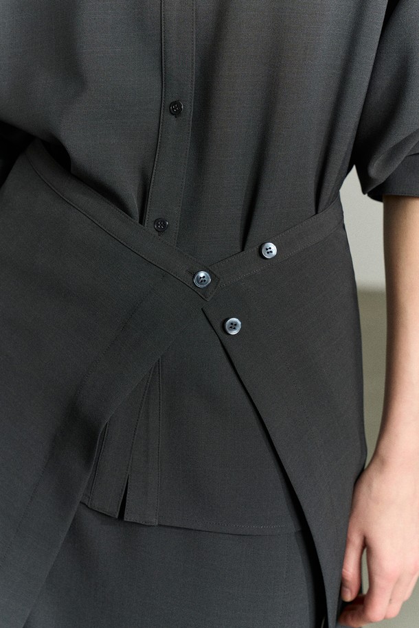 WAIST WRAP 셔츠 세트입니다. 페미닌과 캐주얼 무드를 동시에 연출할 수 있는 블랙 컬러의 셔츠/블라우스 세트로, 일상에서 활용하기 좋습니다. 얇고 부드러운 폴리에스테르 및 스판 혼방 소재로 제작되어 편안한 착용감을 선사하며, 랩 스타일 디자인과 RE RHEE 로고 버튼 디테일이 돋보입니다. 구김이 적어 관리하기 용이하며, 데이트룩과 오피스룩, 캐주얼 및 미니멀 스타일을 즐겨 입는 여성분들께 추천합니다. 반소매 레귤러 기장으로 사계절 내내 활용할 수 있습니다.
