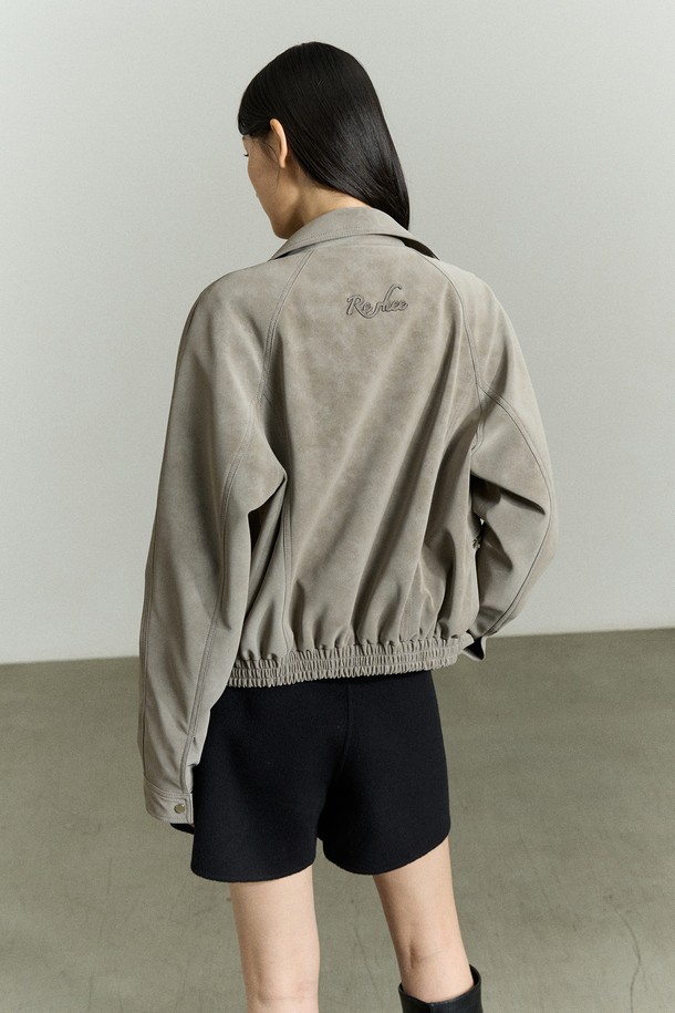 애쉬 그레이 컬러의 스냅 버튼 페이크 레더 재킷입니다. 부드러운 촉감의 폴리우레탄과 페이크 스웨이드 소재로 제작되었으며, 미니멀하고 캐주얼한 스타일을 연출합니다. 셔츠형 카라와 래글런 소매 디자인, 이중 여밈과 빈딩 밑단, 로고 패치 디테일이 특징입니다. 봄, 가을 시즌 데일리룩, 쇼핑룩, 카페룩에 활용하기 좋으며, 레귤러 핏과 크롭 기장으로 시크한 분위기를 더합니다. 안감은 폴리에스터 소재로 마감되었습니다.
