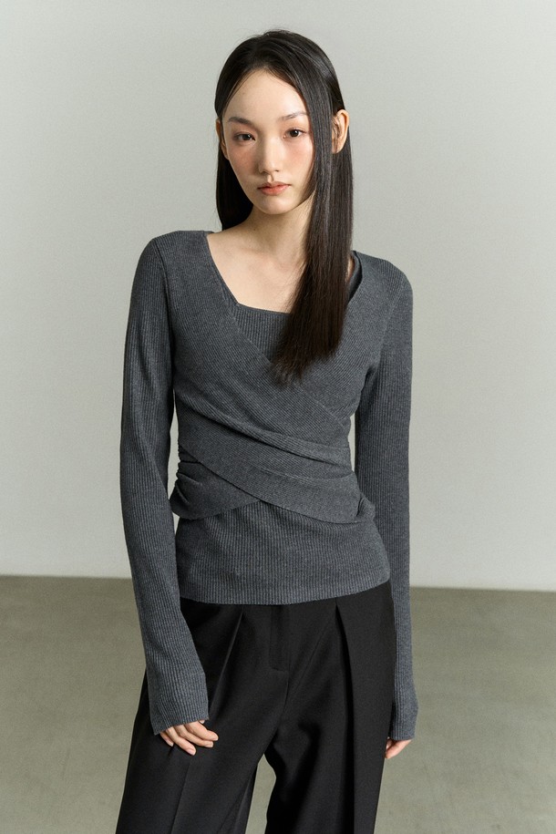 세련된 무드의 FRONT WRAP KNIT TOP (프론트 랩 니트 탑) 차콜입니다. 부드러운 촉감의 아크릴, 나일론, 폴리부틸렌 테레프탈레이트, 폴리에스터 혼방 소재로 제작되어 편안한 착용감을 선사합니다. 여리여리한 분위기를 연출하는 슬림핏 디자인으로, 크로스 랩 디테일과 이너 레이어드 연출이 가능합니다. 랩 디자인과 골지 패턴, 긴 소매 기장이 만나 미니멀하면서도 세련된 무드를 더합니다. 데이트룩, 카페룩, 모임룩 등 다양한 TPO에 미니멀, 클래식, 걸리시 스타일로 연출하기 좋습니다.
