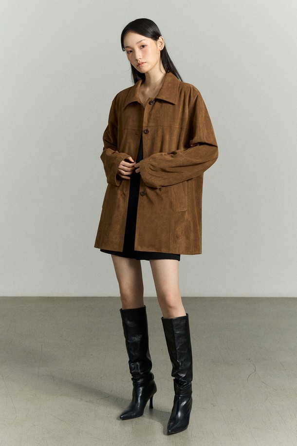 부드러운 스웨이드 소재가 돋보이는 SUEDE SHIRT JACKET(스웨이드 셔츠 재킷)입니다. 카멜 브라운 컬러의 하프 기장 셔츠 자켓으로, 루즈핏으로 제작되어 편안한 착용감을 선사합니다. 넓은 카라 디자인과 절개선, 스티치 디테일이 돋보이며, 로고 패치와 안감으로 고급스러움을 더했습니다. 봄, 가을에 데이트룩, 카페룩, 모임룩 등 다양한 TPO에 클래식, 미니멀, 시크한 스타일로 연출하기 좋습니다. 긴 소매와 버튼 여밈 방식으로, 우아하고 미니멀한 무드를 연출해 보세요.
